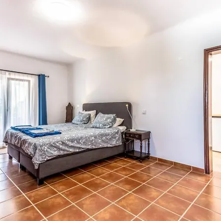 Casa Cinco Quartos Bed & Breakfast *