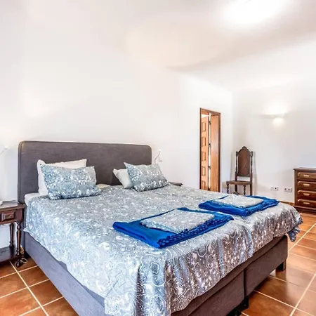 Casa Cinco Quartos Bed & Breakfast *